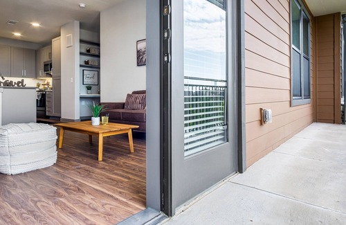 Fort Worth Apartment | DFW Elevator 2bd 2bth Ext Patio Zen Place futon couch I35 easy access elevators