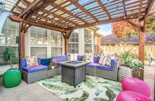 South Arlington House | DFW Fun ~ Heated Pool/Spa ~ Airport/Six Flags/UTA- Great for Large Groups