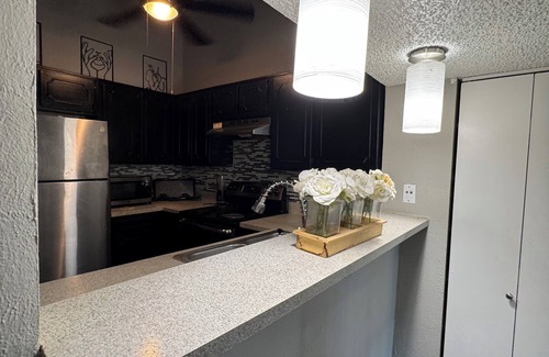 Bedford House | DFW Townhome w/Garage access 15 min from airport