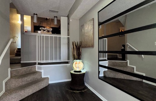 Bedford House | DFW Townhome w/Garage access 15 min from airport