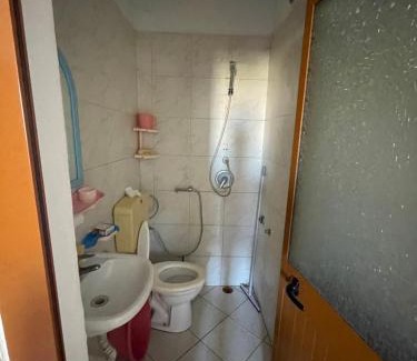 Rade House | dhoma kastrati