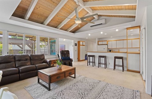 Diamond Head - Kapahulu - St. Louis Apartment | Diamond Head | Walk Score 85 | AC, W/D, Workspace