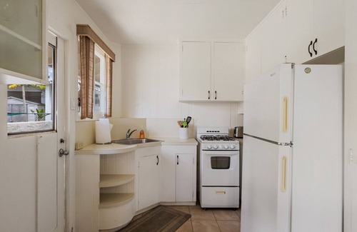 Diamond Head - Kapahulu - St. Louis Apartment | Diamond Head | Walkable | AC, WD, Kitchen, Parking