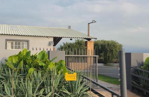 Govan Mbeki Apartment | Die Damhuis by Heybert