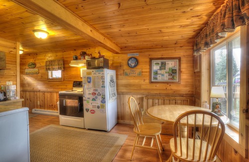 Rangeley House | 🐾Digby's Overlook - Small cabin just minutes from downtown Rangeley, dog friendly