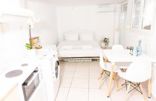 Ano Poli Apartment | Dimitra's cosy studio in old town with backyard