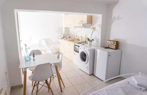 Ano Poli Apartment | Dimitra's cosy studio in old town with backyard