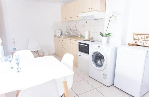 Ano Poli Apartment | Dimitra's cosy studio in old town with backyard