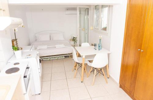 Ano Poli Apartment | Dimitra's cosy studio in old town with backyard
