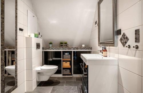 Bergen City Centre Apartment | DINBNB Apartments l 200m to Bryggen l Luxury 2 BR l 2min to Floibanen