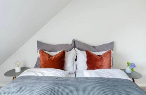 Bergenhus Apartment | DINBNB Apartments l Sea View I Balcony I Fireplace I Near Bryggen