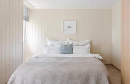 Bergenhus Apartment | DINBNB Apartments l Sea View I Balcony I Fireplace I Near Bryggen