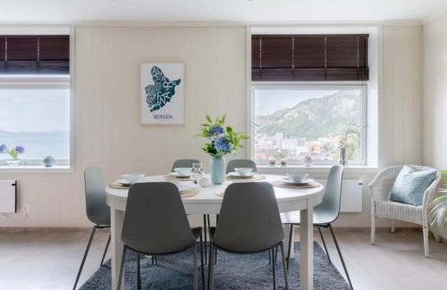 Bergenhus Apartment | DINBNB Apartments l Sea View I Balcony I Fireplace I Near Bryggen