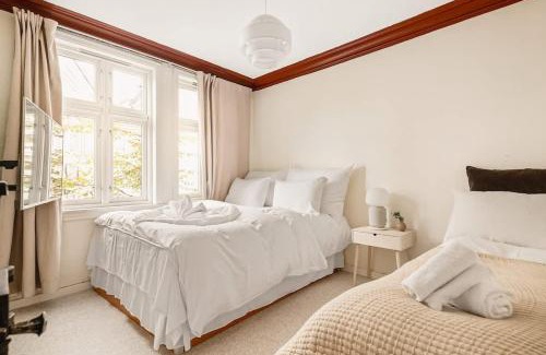 Bergen City Centre House | Dinbnb Homes I 200m to Bryggen I Make Memories with Friends and Family!