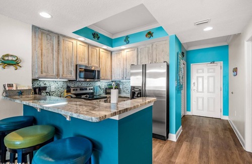 Gulf Shores Condo | Direct Gulf Front-Great View-Hot Tub-Swimthru Pool