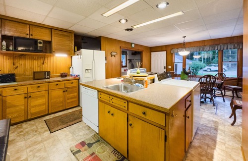 Higgins Lake Cottage | Direct Higgins Lake lakefront; 100' private sandy beach; family friendly