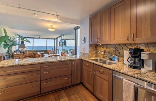 Honokowai Condo | Direct Oceanfront Mahana 2 King Master Corner Unit