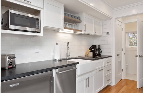 Seaside Cottage | Directly Across From the Beach in Seaside, & Renovated + 2 Adult Bikes!
