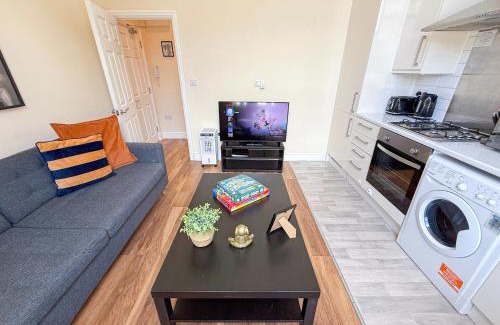 Addison Apartment | Disc Monthly Rate - Bright 2-Bed Flat with FREE WiFi near Shepherds Bush, Westfield London, Hammersmith & Kensington