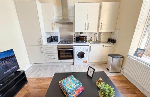 Addison Apartment | Disc Monthly Rate - Bright 2-Bed Flat with FREE WiFi near Shepherds Bush, Westfield London, Hammersmith & Kensington