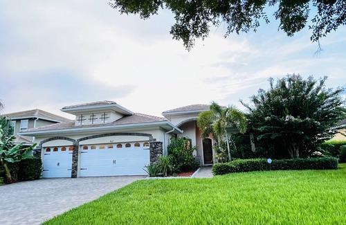 Calabria Villa | DISCOUNT! DISNEY parks Family friendly. Spacious and single level luxury home.