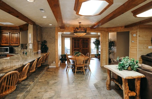 Heber Cabin | DISCOUNTED fall rates! Beautiful LODGE! 8400sq ft,Pickleball, Hot tub,Sleeps 50.