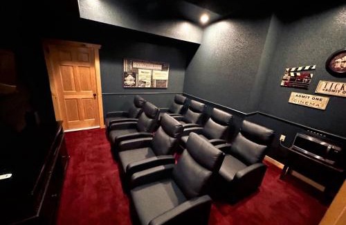 Pigeon Forge House | Discounted! Heated Pool, Theater, Game Room, Pets