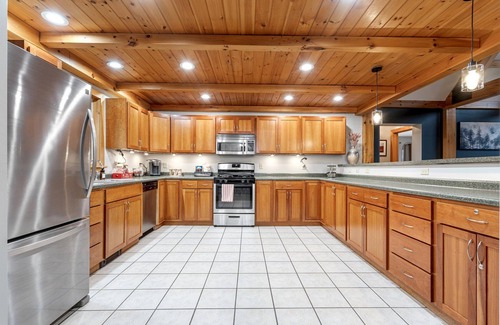 Sunday River Area Cabin | Discounted! Private & Spacious – Hot Tub + Stunning Views!
