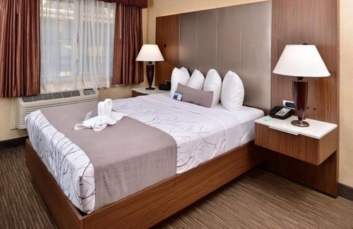 Hollywood Hotel | Discover Hollywood Bliss from This Cozy Room Near Local Landmarks