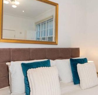 Royal Borough of Kensington and Chelsea Apartment | Discover London Central 2 Bedroom in Kensington