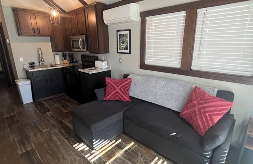 Mentone House | Discover serenity in our quaint Mentone tiny home! 2 miles from downtown.