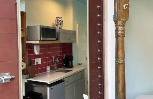 Windsor Park House | Discover UT Austin in just 6 mins! Cozy studio retreat awaits.