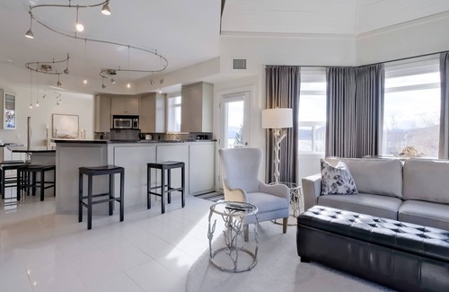 North End House | Discovery Bay, Townhouse 2.nExecutive, Premier, Luxury Lakeside Vacation Rental.