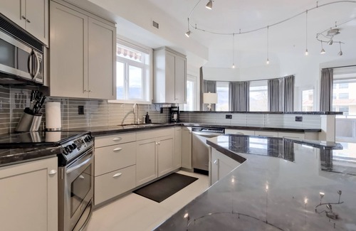North End House | Discovery Bay, Townhouse 2.nExecutive, Premier, Luxury Lakeside Vacation Rental.