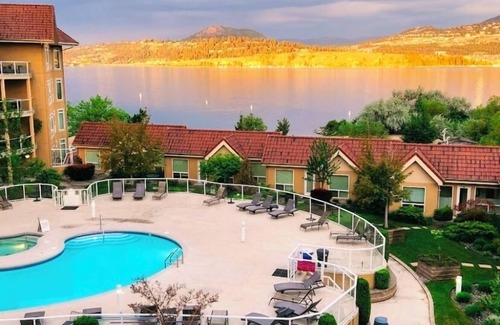 North End House | Discovery Bay, Townhouse 2.nExecutive, Premier, Luxury Lakeside Vacation Rental.