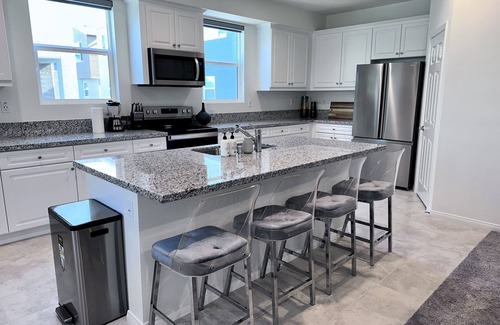 Santa Ana House | Disney Getaway - Cozy & Spacious 4BD townhome!