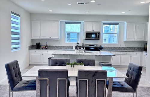 Santa Ana House | Disney Getaway - Cozy & Spacious 4BD townhome!