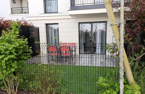Chessy Apartment | DISNEY - PARIS 5 Min DE DISNEY - PK privé gratuit - 4 personnes - Terrasse jardin