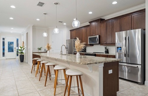 West Kissimmee Resort | Disney Vacation Villa. Free Water park and Disney Shuttle. Themed Room.