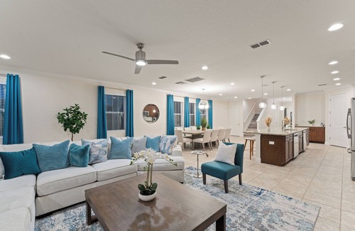 West Kissimmee Resort | Disney Vacation Villa. Free Water park and Disney Shuttle. Themed Room.