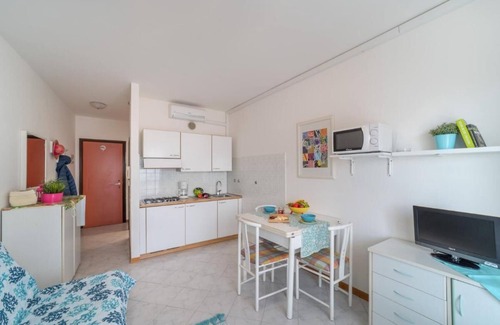 Lignano Sabbiadoro Apartment | Dive into Comfort – Modern Studio with Pool