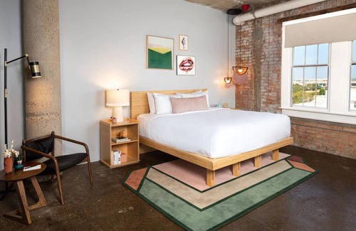 Downtown Dallas Hotel | Dlux King room in Canvas Hotel Dallas! Rooftop edge Pool w/City Views