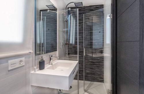 Historical Center Apartment | Dlx Int 2 Bed 3 Bath