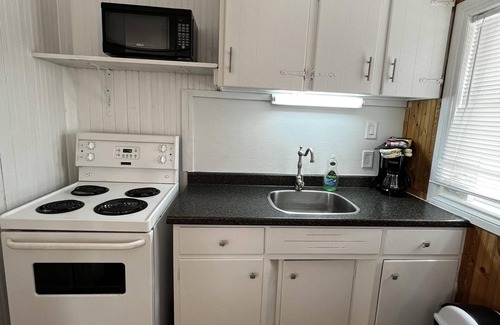Wasaga Beach Cottage | Dock Life Beach 1 - Cottage 9, Riverside Property, Studio, 3 min walk to Beach 1