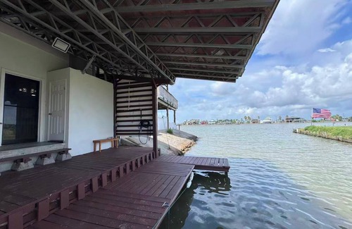Hitchcock House | Dockside Fishing Retreat on the Bayou