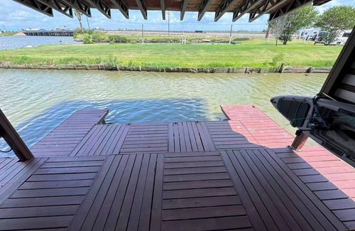 Hitchcock House | Dockside Fishing Retreat on the Bayou