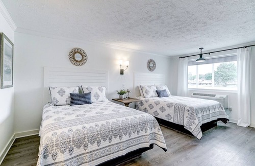 Deltaville Hotel | Dockside Inn