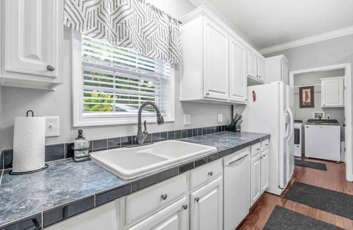 Six Mile House | DockTales - Panoramic Views & Private Dock