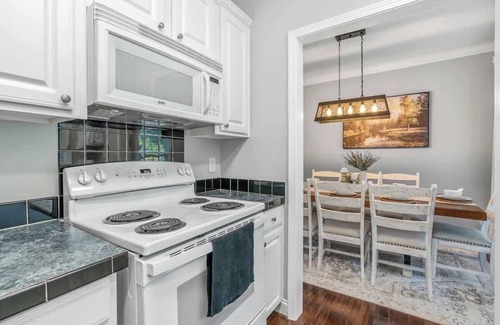 Six Mile House | DockTales - Panoramic Views & Private Dock