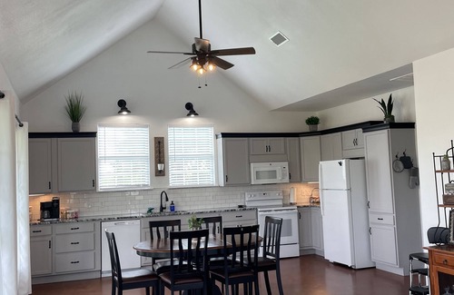 Riesel Cabin | Doe's Hideaway - rural retreat